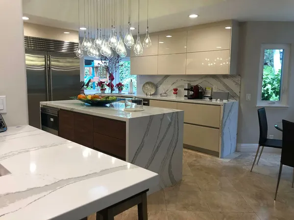 Cocina Moderna Isla Cuarzo Vetas Grises